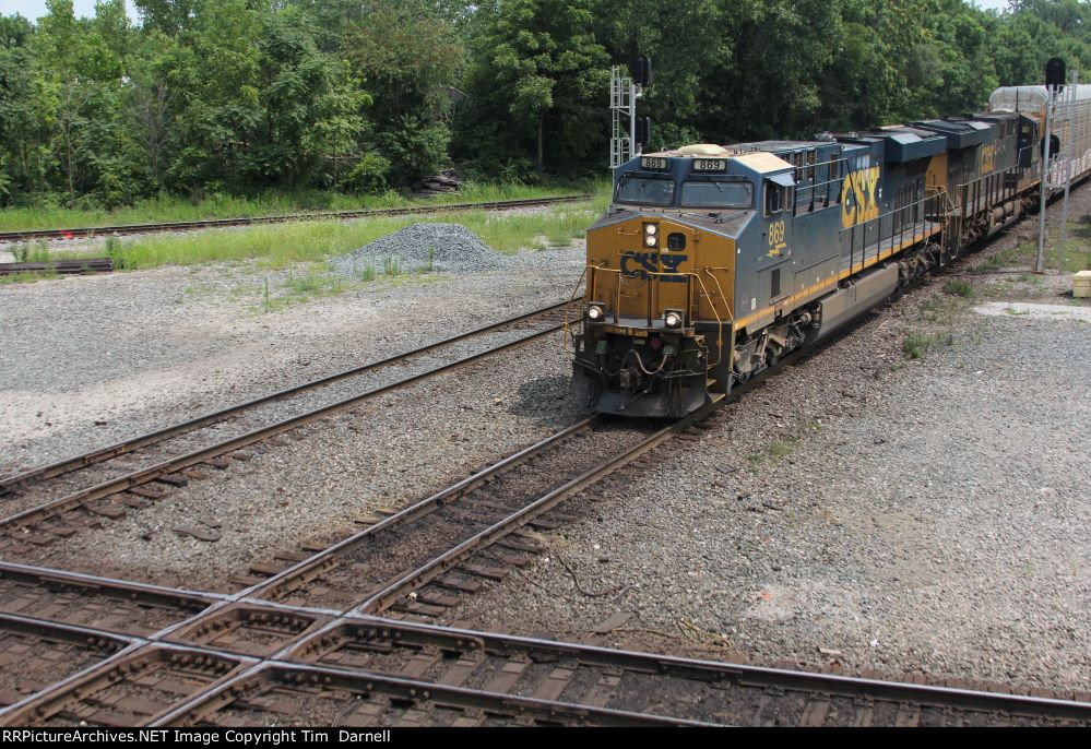 CSX 869 leads M205